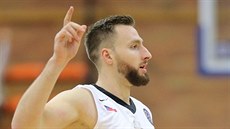 Nymburský basketbalista Martin Kříž se raduje z povedené akce. Nymburský basketbalista Martin Kříž se raduje z povedené akce.