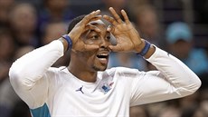Dwight Howard z Charlotte jen zírá. Dwight Howard z Charlotte jen zírá.