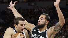 Nemanja Bjelica (vlevo) z Minnestoy se tlačí do Joffreyho Lauvergne ze San... Nemanja Bjelica (vlevo) z Minnestoy se tlačí do Joffreyho Lauvergne ze San...