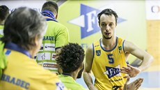 Jiří Šoula (5) z Jindřichova Hradce přijímá gratulaci od spoluhráčů. Jiří Šoula (5) z Jindřichova Hradce přijímá gratulaci od spoluhráčů.