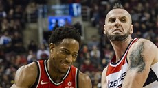 DeMar DeRozan (vlevo) z Toronta pod tlakem Marcina Gortata z Washingtonu. DeMar DeRozan (vlevo) z Toronta pod tlakem Marcina Gortata z Washingtonu.