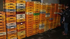 Přepravky na pečivo, které z práce odnesla dvojice mužů z Náchodska. Přepravky na pečivo, které z práce odnesla dvojice mužů z Náchodska.