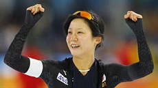 Japonská rychlobruslaka Miho Takagiová slaví triumf na trati na 1500 m v...