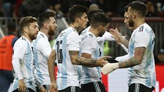 Sergio Agüero (druhý zprava) z Argentiny přijímá gratulace ke gólu do ruské... Sergio Agüero (druhý zprava) z Argentiny přijímá gratulace ke gólu do ruské...