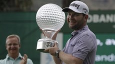 Jihoafrický golfista Brandon Grace pózuje s trofejí pro vítěze turnaje v Sun... Jihoafrický golfista Brandon Grace pózuje s trofejí pro vítěze turnaje v Sun...