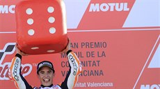 Marc Márquez slaví titul šampiona MotoGP. Marc Márquez slaví titul šampiona MotoGP.