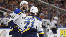 Robert Bortuzzo (vlevo) a Vladimír Sobotka ze St. Louis slaví gól. Robert Bortuzzo (vlevo) a Vladimír Sobotka ze St. Louis slaví gól.