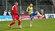 Brněnský záložník Tomáš Pilík u míče během duelu s Teplicemi. Brněnský záložník Tomáš Pilík u míče během duelu s Teplicemi.