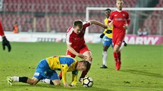 Momentka z prvoligového duelu Brno (ervená) vs. Teplice