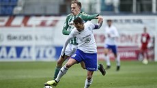 Boleslavský kapitán Marek Matějovský (vpředu) se snaží uchránit míč před... Boleslavský kapitán Marek Matějovský (vpředu) se snaží uchránit míč před...