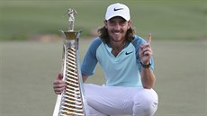 Anglický golfista Tommy Fleetwood pózuje s trofejí pro krále European Tour. Anglický golfista Tommy Fleetwood pózuje s trofejí pro krále European Tour.