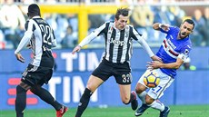 Federico Bernardeschi z Juventusu (uprosted) a Fabio Quagliarella ze Sampdorie...