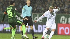 Felix Klaus z Hannoveru (vpravo) u míče, hodlá ho bránit Zlatko Junuzovič z... Felix Klaus z Hannoveru (vpravo) u míče, hodlá ho bránit Zlatko Junuzovič z...