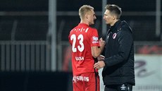 JÁ NA BRÁCHU, BRÁCHA NA MĚ. Brněnský útočník Michal Škoda (vlevo) zdraví... JÁ NA BRÁCHU, BRÁCHA NA MĚ. Brněnský útočník Michal Škoda (vlevo) zdraví...