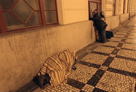 Celkem ti desítky olomouckých mu a en bez domova nebude nov muset pes zimu trávit noc na ulici, ale mohou zstat v teple ve stedisku Samaritán zdejí charity. (Ilustraní snímek)