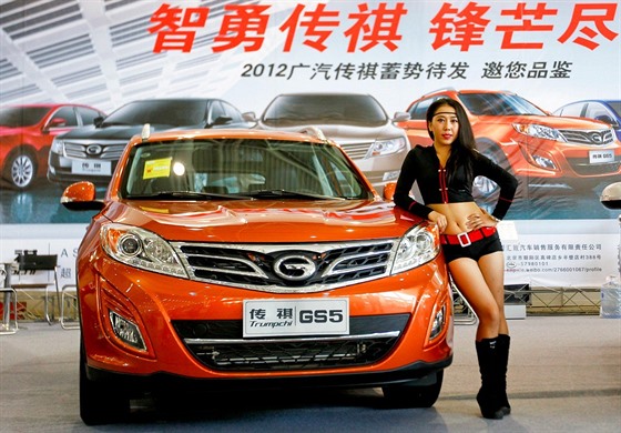 ínská automobilka Trumpchi s modelem svého vozu na veletrhu v Pekingu 2012 (ilustraní snímek)(ilustraní snímek)