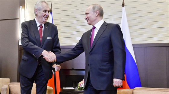 Prezident Ruska Vladimir Putin (vpravo) pijal 21. listopadu ve své ernomoské...