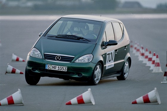 Mercedes A první generace pi testech stabilizaního systému ESP v roce 1997.