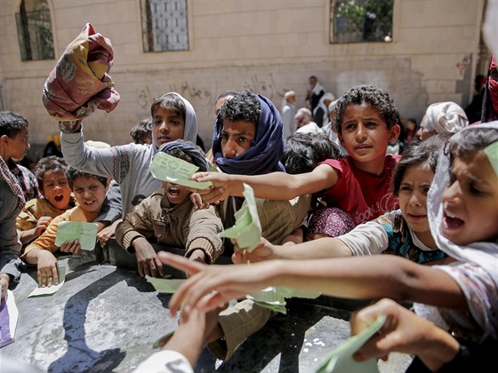 Do Jemenu dorazilo po dlouhé blokád humanitární pomoc.