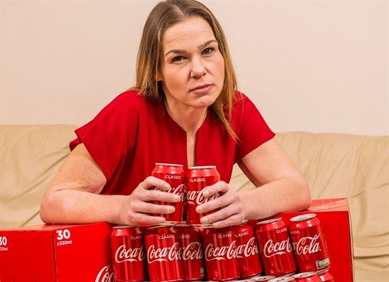 Sarah Croaxallová pila a pt plechovek Coca-Coly denn.