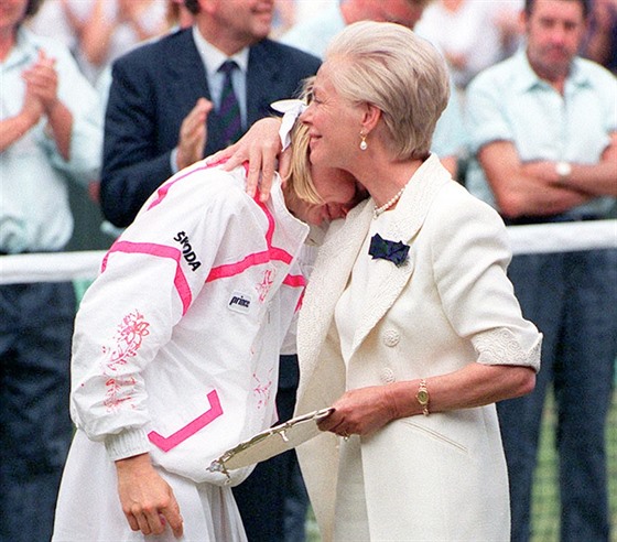 WIMBLEDON ROK 1993. Pi ceremoniálu finalistek Wimbledonu se poraená Jana Novotná rozplakala na rameni vévodkyn z Kentu.