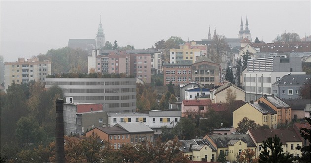 Uprosted snímku je zakreslen nový dm ve tvaru válce a se zelenou stechou,...