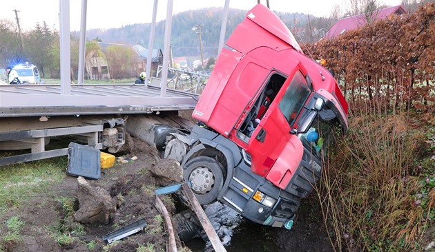 V Pozdchov havaroval na namrzlé silnici kamion, ásten sjel do potoka.