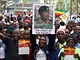 Obyvatel Harare demonstruj za odvoln Roberta Mugabeho (21. listopadu 2017)