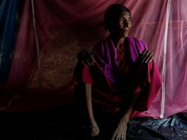 Rohinská ena pózuje pro fotografa v bangladéském uprchlickém táboe Leda....