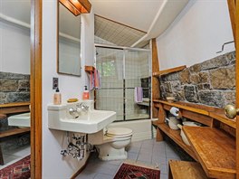 Hlavní koupelna v dom má opt odhalenou kamennou ze a originální nábytek...