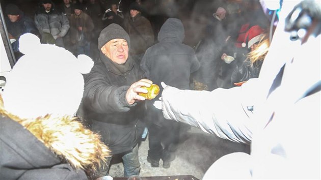 Petrohradsk pedmst kad veer objd autobus, jeho posdka bezdomovcm a chudm lidem rozdv jdlo