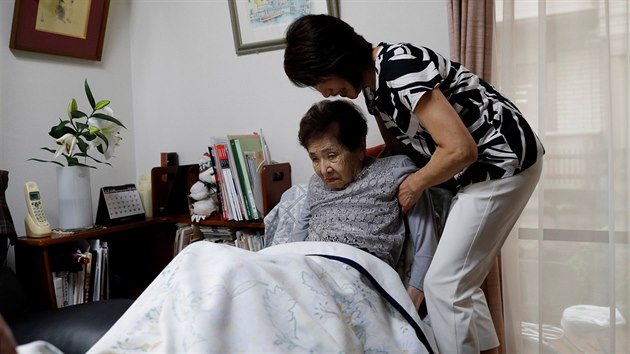 Jasuda Tojoko (95) trp demenc a rakovinou aludku. Star se o ni jej dcera, podle n pobyt v nemocnici zdravotnmu stavu jej matky neprospl (9. z 2017)