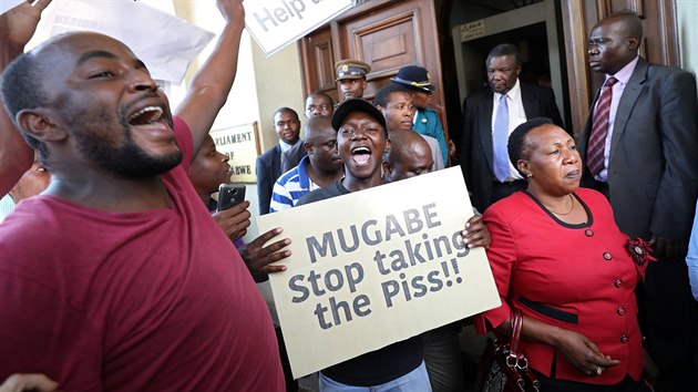Obyvatel Harare oslavuj zprvy o Mugabeho rezignaci (21. listopadu 2017)