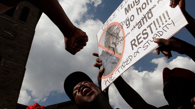 Obyvatel Harare demonstruj za odvoln Roberta Mugabeho (21. listopadu 2017)