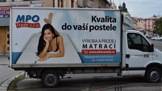 Reklamy nominovan za vyuit nahoty a sexuality bez souvislosti s propagovanm produktem.