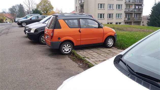 Na chotboskm sdliti Severn obyvatel problmy s parkovnm vyeili kolmm stnm na chodnku v jednosmrn ulici.