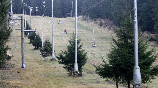 Ped zimn sezonou byl arel na enku ve stadiu kompletn renovace. Ta zahrnovala rozshl klid okol, drbu technickho zzem, vlek a vybaven. Bhem zimy se vak zatm nepodailo zahjit provoz. Snmek je z listopadu 2017.