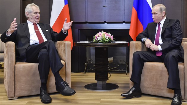 Prezident Ruska Vladimir Putin (vpravo) pijal 21. listopadu ve sv ernomosk rezidenci Boarov ruej v Soi prezidenta R Miloe Zemana.