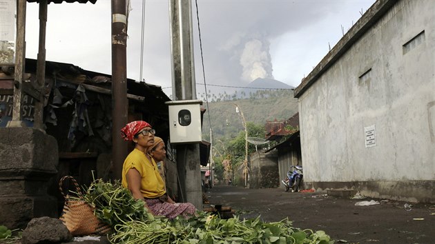 Na Bali hroz erupce sopky Agung. ady evakuovaly desetitisce lid (27. listopadu 2017)