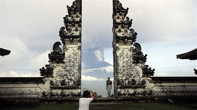 Na Bali hroz erupce sopky Agung. ady evakuovaly desetitisce lid. Nkte turist vak netradin scenrii vyuvaj k originlnm fotkm z dovolen (27. listopadu 2017)