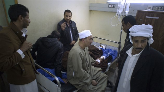 Pbuzn obt se shromdili v univerzitn nemocnici Suez Canal, kde oetuj zrann (24. listopadu 2017).