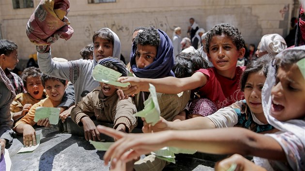 Do Jemenu dorazilo po dlouh blokd humanitrn pomoc.