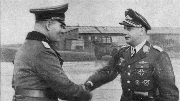 Poln marl Rommel gratuluje Josefu Pillerovi.