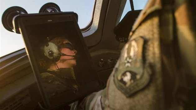 Posdka tankeru KC-10 bhem americk operace ke znien drogovch laborato Talibanu v Afghnistnu