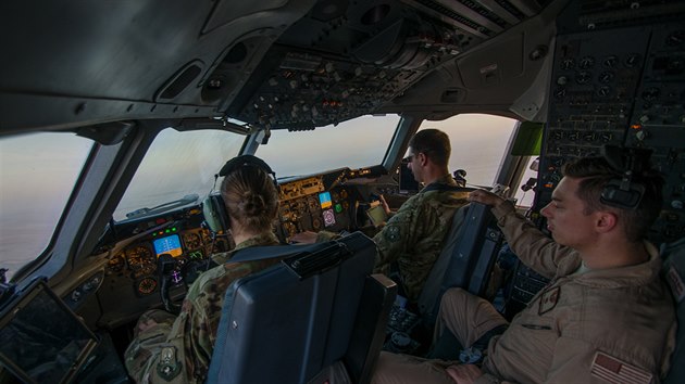 Posdka tankeru KC-10 bhem americk operace na znien drogovch laborato Talibanu v Afghnistnu