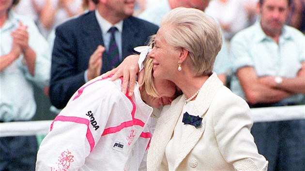 Pi ceremonilu finalistek Wimbledonu se poraen Jana Novotn rozplakala na rameni vvodkyn z Kentu. (3. ervence 1993)
