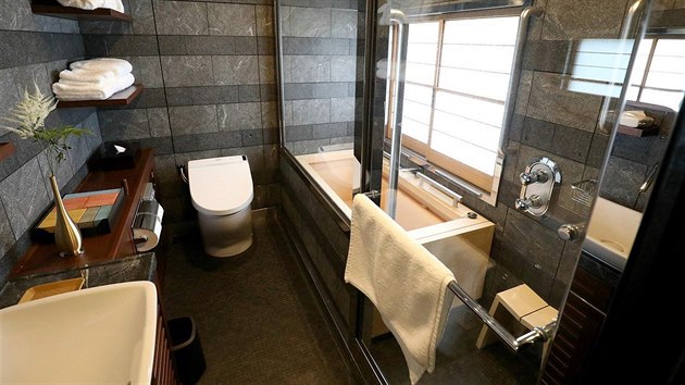 Dokonce i koupelna připomíná pětihvězdičkový hotel.