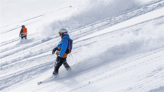 Lyai a snowboardist u sjdj ledovec Stubai u zpadorakouskho Neustiftu. (listopad 2017)