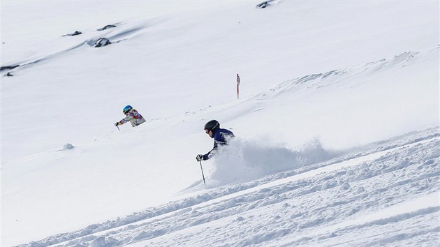 Lyai a snowboardist u sjdj ledovec Stubai u zpadorakouskho Neustiftu. (listopad 2017)