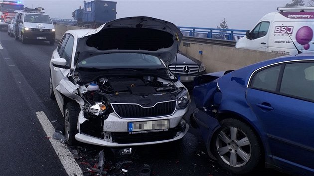 Hromadná nehoda deseti aut uzavřela dálnici D6 u Sokolova.